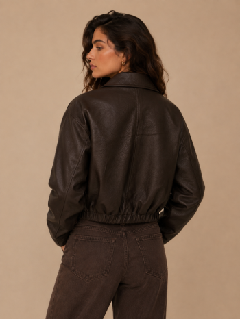 Κοντό jacket δερμάτινης όψης σε σοκολατί απόχρωηση