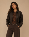 Κοντό jacket δερμάτινης όψης σε σοκολατί απόχρωηση