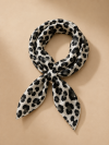 Φουλάρι με animal print σε ασπρόμαυρες αποχρώσεις